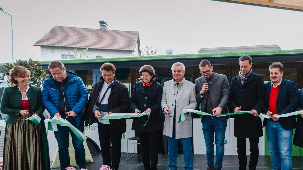 Am Bushbahnhof Premstätten wurde offiziell das „Bandl“ durchgeschnitten