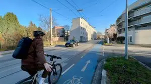 Der – anfangs kritisch beäugte, weil teure – blaue Radteppich in Graz-St. Peter zeigt Wirkung