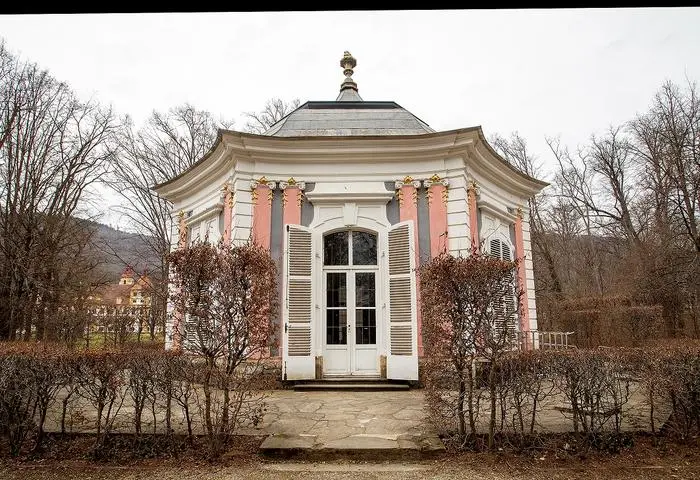 Der Pavillon stammt aus dem 18. Jahrhundert, als Johann Leopold Graf Herberstein die Anlage zu einem französischen Garten des Rokoko umgestalten ließ