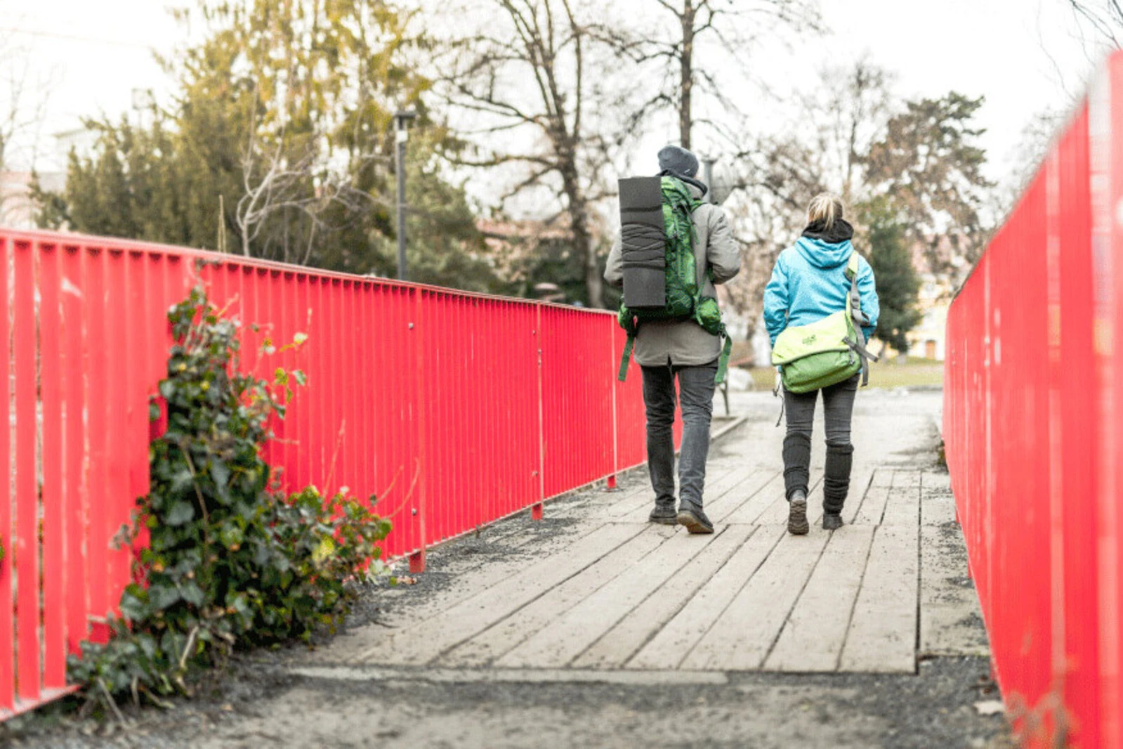 Ausgerüstet mit Rucksäcken voller hilfreicher Dinge zieht die mobile Sozialarbeit zu den Hotspots.