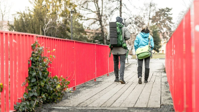 Ausgerüstet mit Rucksäcken voller hilfreicher Dinge zieht die mobile Sozialarbeit zu den Hotspots.