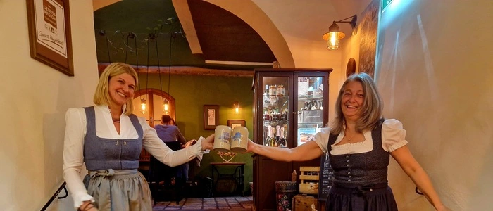 Isabella Edler (li.) und Andrea Röck stoßen auf 25 Jahre an