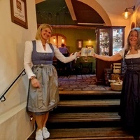 Isabella Edler (li.) und Andrea Röck stoßen auf 25 Jahre an