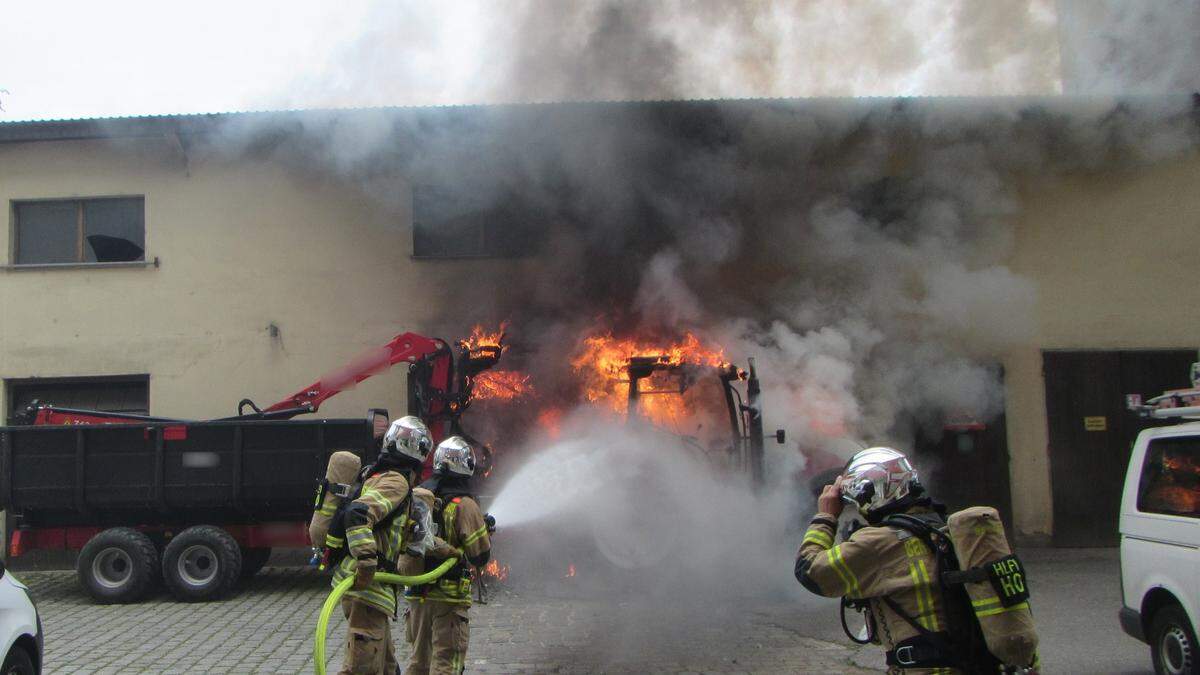 In einem Innenhof in der Schönaugasse war ein Traktor in Brand geraten