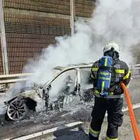 Unter schwerem Atemschutz wurde das Feuer bekämpft