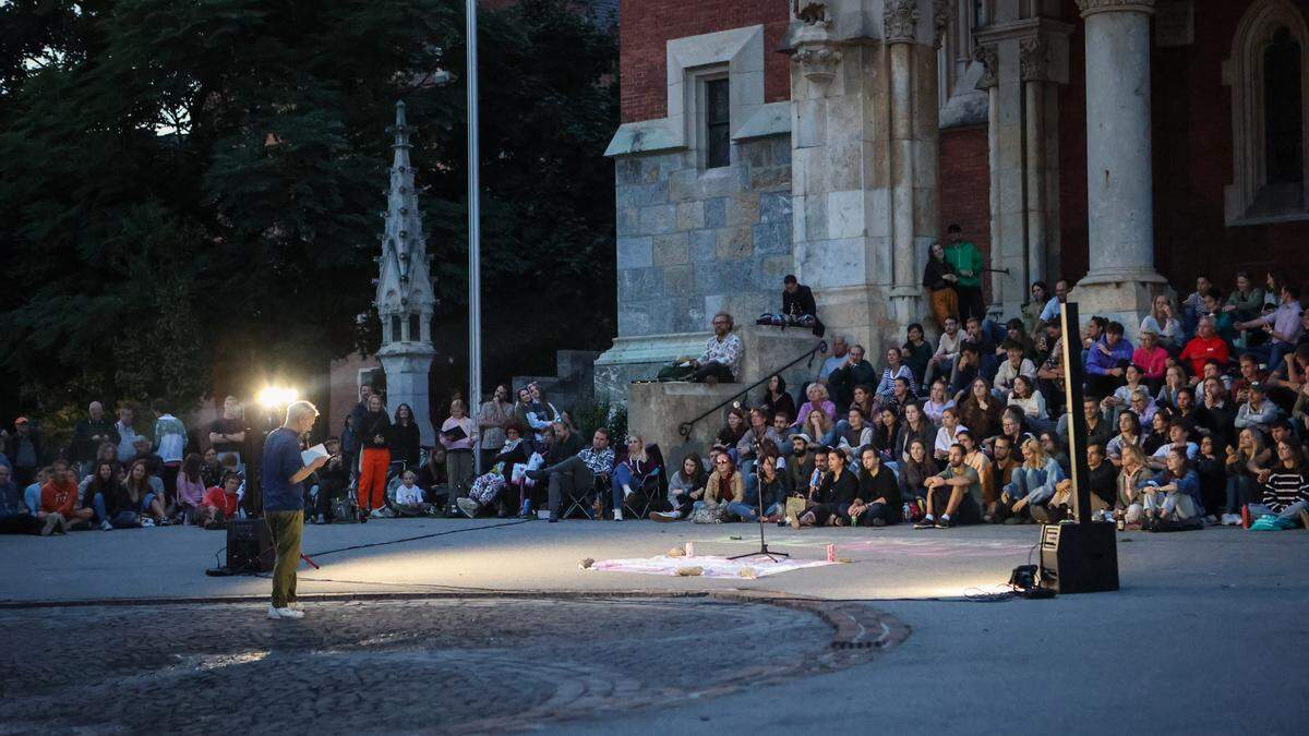 Etepetete Slam vor der Herz-Jesu-Kirche