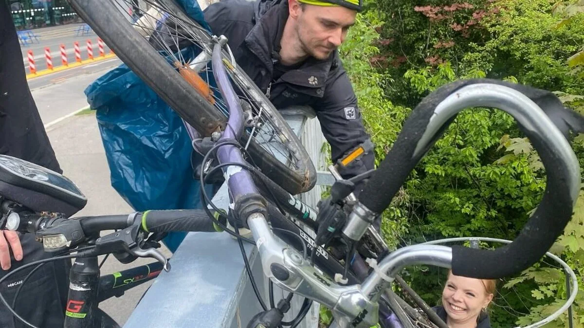 Ein Fahrrad wird bei fast jeder Muruferreinigung herausgeholt