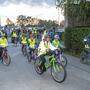 Die Kinder radeln gemeinsam zur Volksschule, begleitet von Eltern und der Polizei