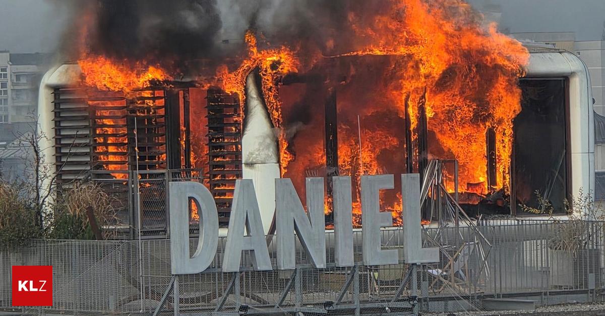 Feuerwehreinsatz-Loft-am-Dach-des-Hotel-Daniel-steht-in-Vollbrand