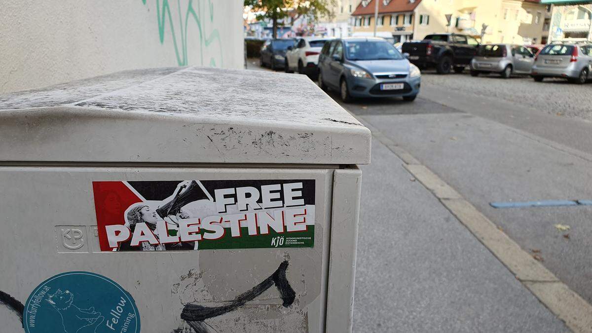 Sticker mit der Palästina-Flagge als Hintergrund wurden in Graz frisch angebracht