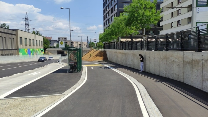 Die neue Haltestelle in der Peter-Tunner-Gasse – komplett in der Sonne, ohne Schatten