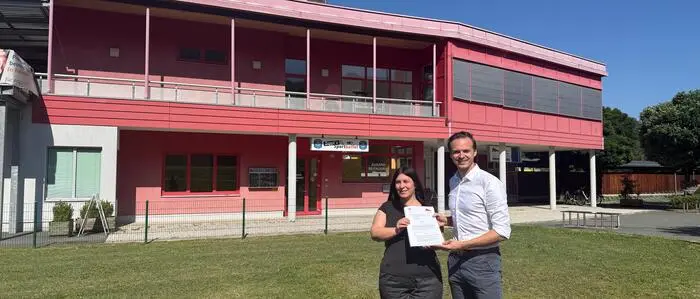 Frohnleitens Bürgermeister Johannes Wagner (ÖVP) und Elitsa Polizoeva auf dem Grundstück neben dem Freizeitzentrum, wo die neue Traglufthalle geplant ist