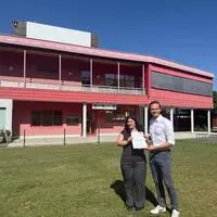 Frohnleitens Bürgermeister Johannes Wagner (ÖVP) und Elitsa Polizoeva auf dem Grundstück neben dem Freizeitzentrum, wo die neue Traglufthalle geplant ist