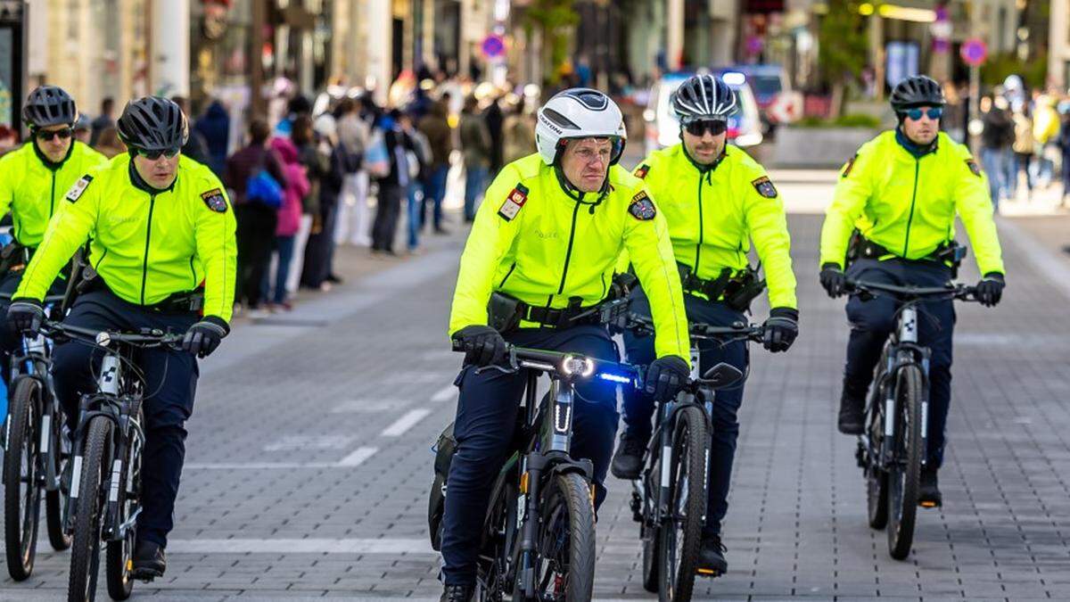 Die Testphase in Wien absolvierten Beamte mit Blaulichtern am Lenker und Sirene