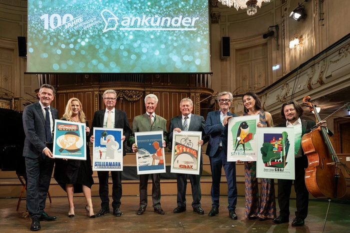 Gefeiert wurden 100 Jahre plakative Geschichte mit vielen Ehrengästen. Sie erhielten ausgewählte Plakate u.a. aus der Sammlung des
Landesarchivs: Bernd Schönegger, Moderatorin Johanna Setzer, LH
Christopher Drexler, Jean-Francois Decaux, Wolfgang Malik, Dieter Weber, Kim Barbier, Friedrich Kleinhapl