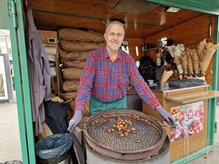 Mario Pachernigg (60): Seit 45 Jahren verkauft er die Edelkastanien auf dem Grazer Jakominiplatz