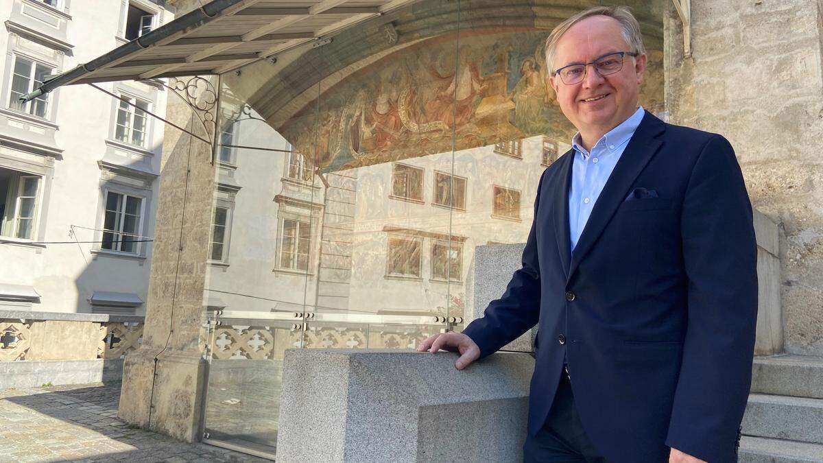 Christian Brunnthaler zeigt als Domführer Interessierten die Schätze des Gotteshauses