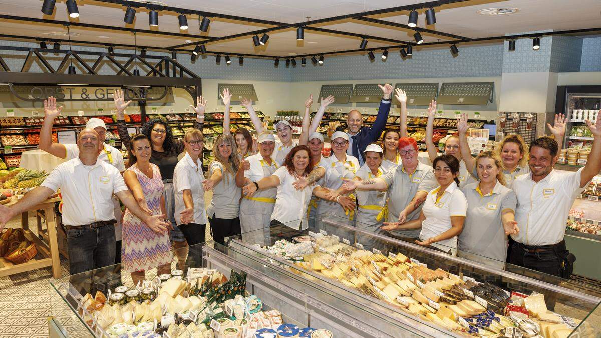 Das Team des Billa Corso Marktes in Graz freut sich nach dem Umbau, wieder für alle Kundinnen und Kunden da zu sein.