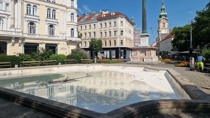 Mittwochfrüh: Das Brunnenbecken ist quasi nur benetzt