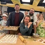 In der Weihnachtsbäckerei: Schulleiter David Caldera, die Top-Köche Philipp Dyczek und Alexander Posch, Ursulinen-Oberin Schwester Franziska und die begeisterten Kinder