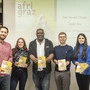 Stadtrat Robert Krotzer (KPÖ) und Kavita Sandhu (Leiterin Integrationsreferat) präsentieren mit Chiala-Geschäftsführer Kamdem Mou Poh á Hom und seinem Team die neue AfriGraz Map 