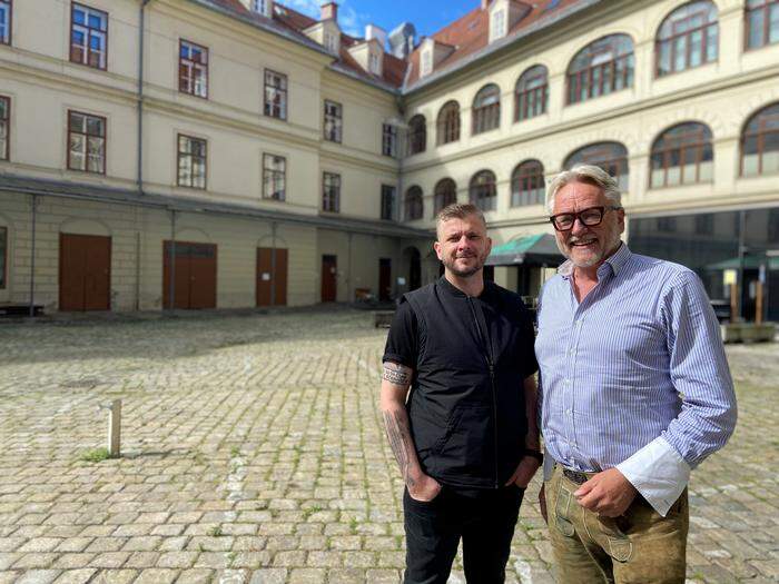 Florian Bollen und Antonio Lovric im Hof des Steinfeldhauses