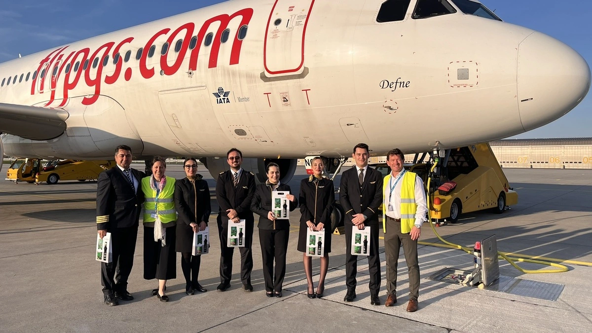 Erstflug von Pegasus nach Antalya: Jürgen Löschnig, Geschäftsführer Graz Airport (rechts), begrüßt mit Ulrike Grochot (Stabstelle Airlines & Business Partners, zweite von links), die Crew der Pegasus