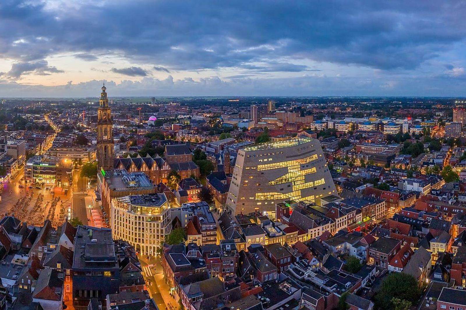 Blick auf den Martinitoren und das neue Forum im Zentrum von Groningen