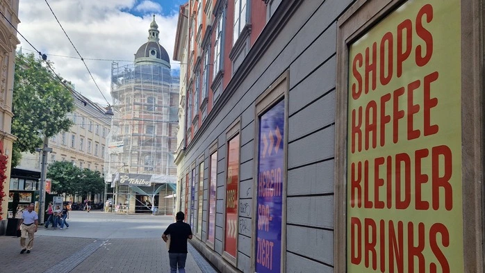 Bunte Plakate sorgen in der Hans-Sachs-Gasse für Staunen