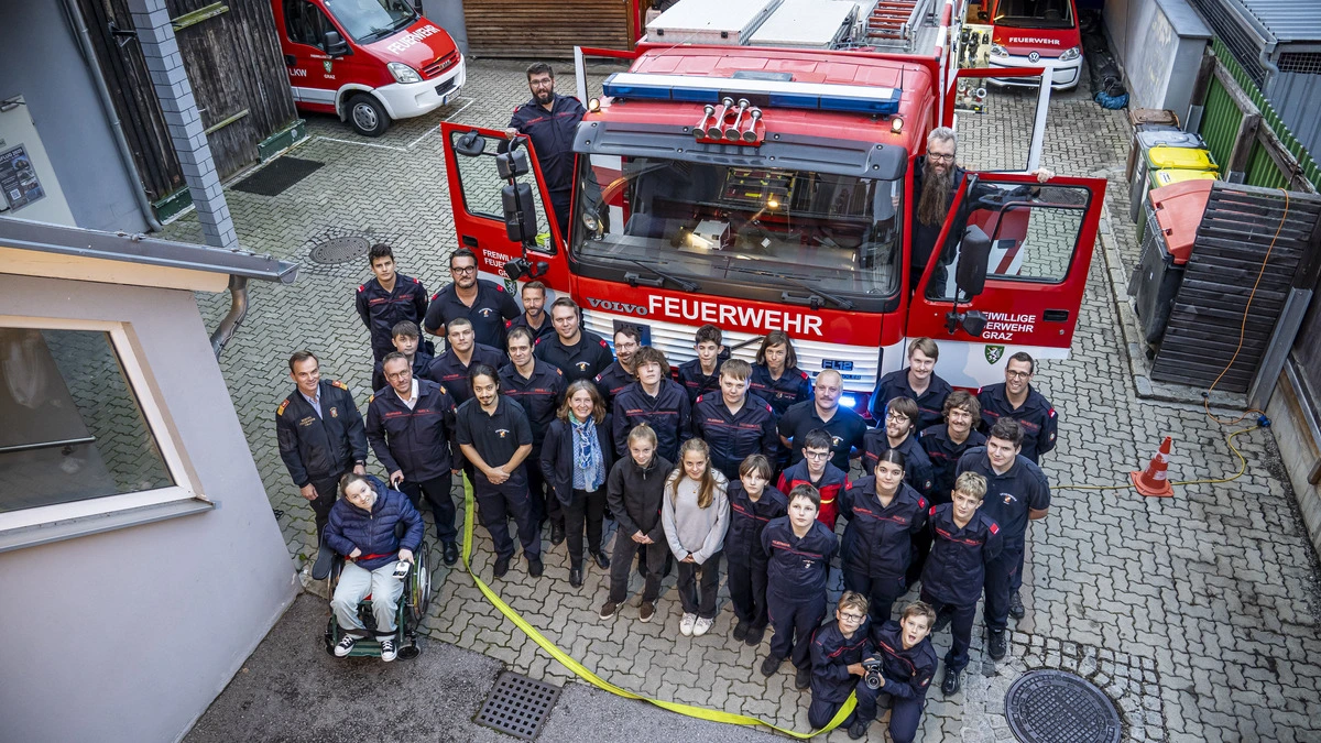 Feuer und Flamme für das neue Hilfslöschfahrzeug der Freiwillige Feuerwehr Graz in Kroisbach: Auch Bürgermeisterin Elke Kahr kam zur Einweihung vorbei