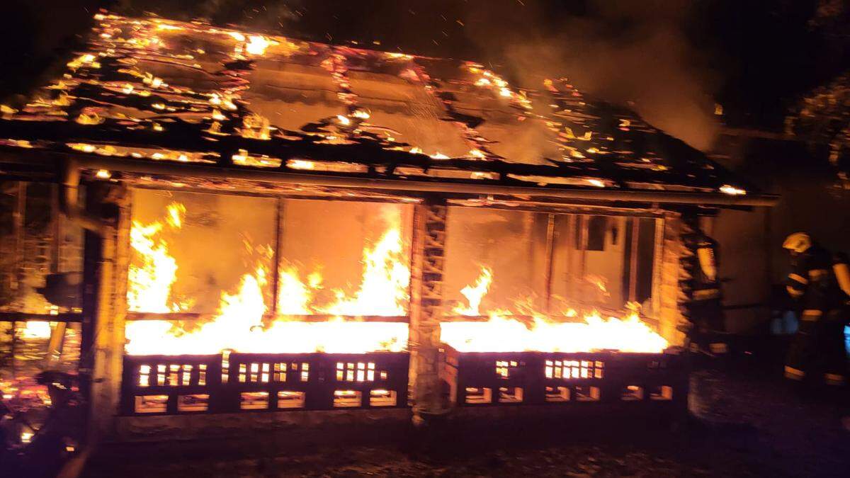 Das Wohnhaus ging in Flammen auf 