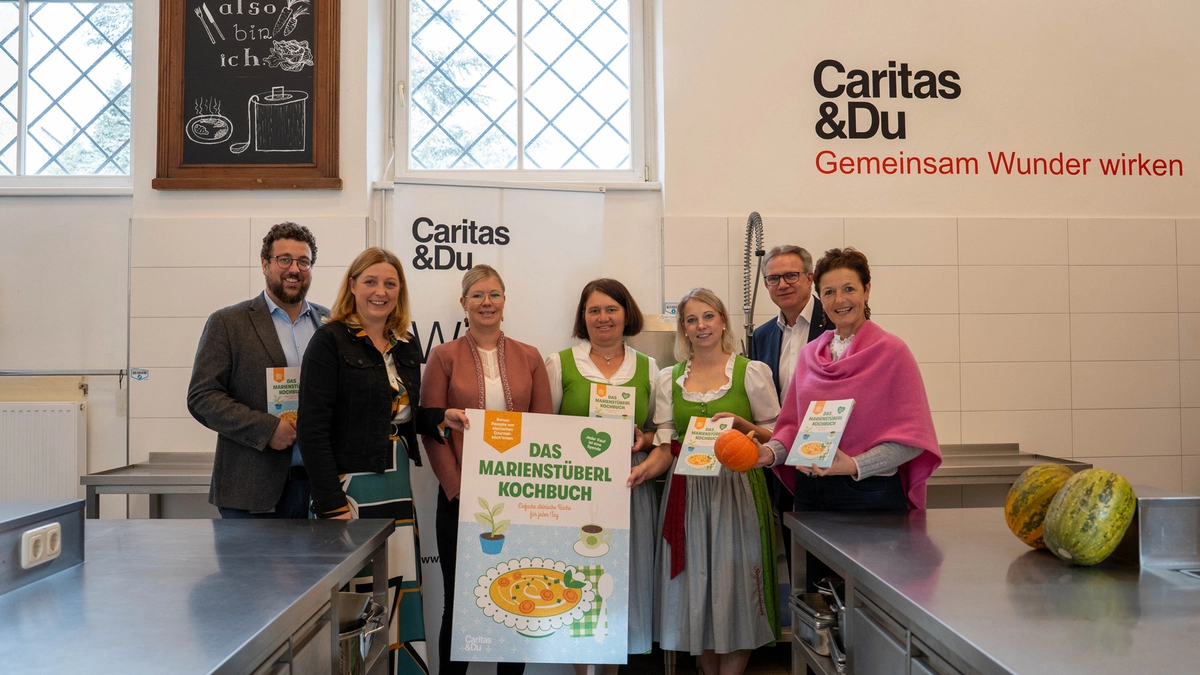 Bei der Vorstellung des Kochbuchs: Marienstüberl-Leiter Adam Lamprecht, Caritasdirektorin Nora Tödtling-Musenbichler, die Seminarbäuerinnen Claudia Kreil, Monika Tatzl und Sandra Hillebrand, Spar-Geschäftsführer Christoph Holzer und Landwirtschaftskammer-Vizepräsidentin Maria Pein 