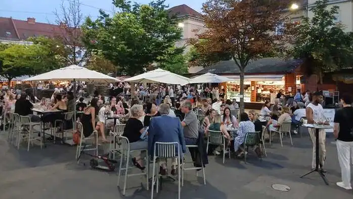 Der Kaiser-Josef-Platz an einem Abend im Juli: freie Sessel sind Mangelware