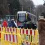 Kleine „Völkerwanderung“ beim Umsteigen von Ersatzbus auf Straßenbahn bei der Haltestelle Hilmteich