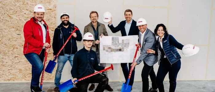 Große Vorfreude beim symbolischen Spatenstich: Firmenchef Philipp Gady (3. v. r.) präsentiert gemeinsam mit Standortleiter Otto Wind, Heinrich Schwarzl (Planconsort) und dem Team des Standorts Liebenau den Bauplan