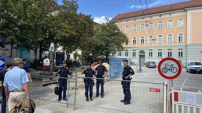 Der Tummelplatz in Graz war für rund eine halbe Stunde polizeilich abgesperrt, erst nach der Entwarnung konnte man wieder durch