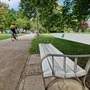 Grazer Augarten: Die neue und strahlend weiße Sitzbank sticht sofort ins Auge