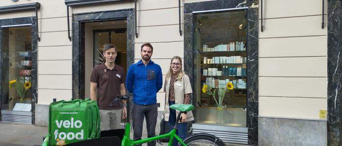 Johannes Lembeck (Geschäftsführer Sonnenapotheke), Josh Follak (stellv. GF Velofood), Lena Studeny (Sonnenapotheke)