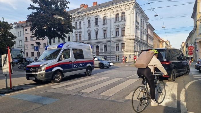 Montagnachmittag um 16.42 Uhr: Die Polizei ist an der Unfallstelle bei der Kreuzung Brockmanngasse/Conrad-von-Hötzendorf Straße
