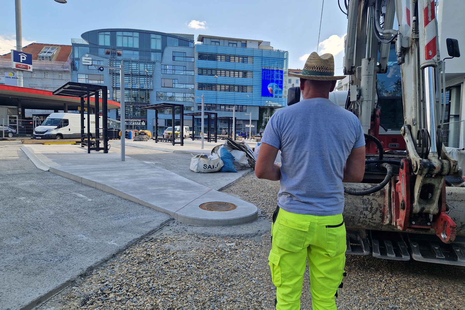 Andreas-Hofer-Platz: Mit Absicht ist alles schräg: Der neue Busbahnhof soll im Juli in Betrieb gehen