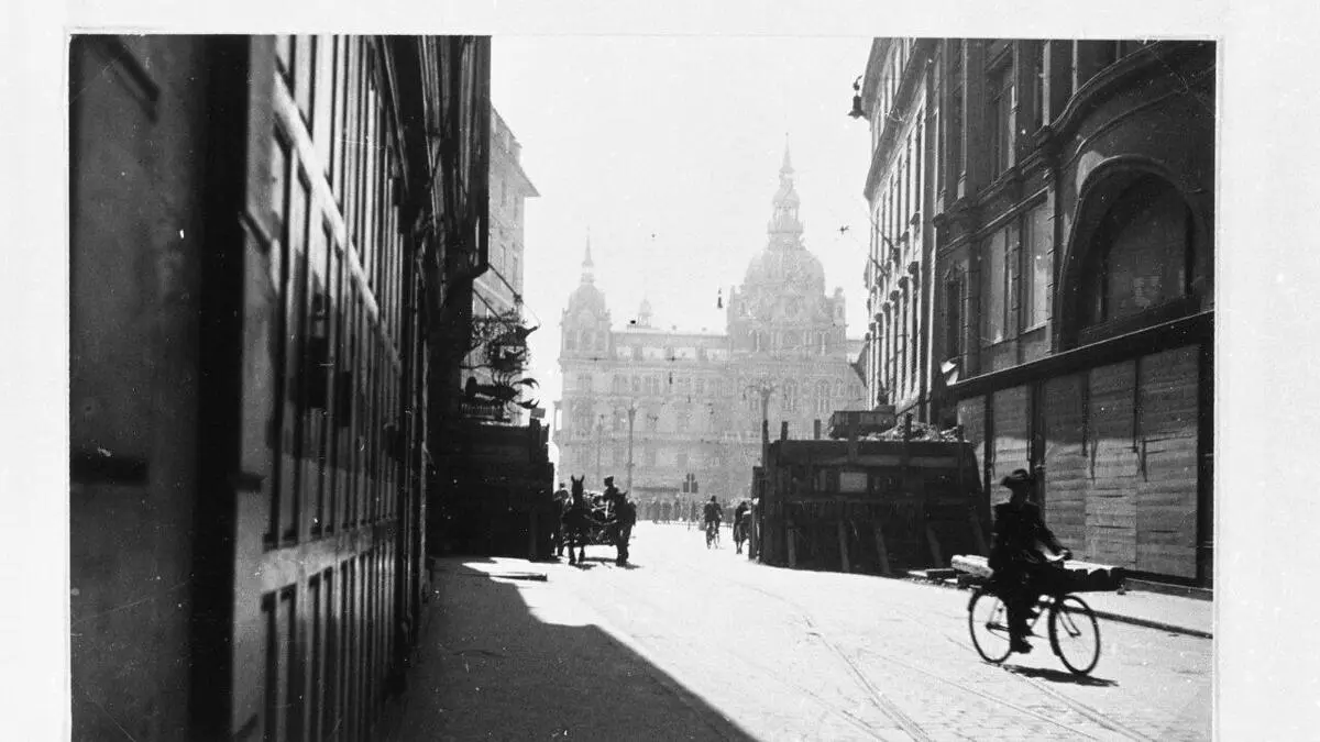 Blick auf das Grazer Rathaus durch die halb verbarrikadierte Sackstraße. Mitte Juli 1945 werden die Luftschutzmaßnahmen des Krieges aufgehoben