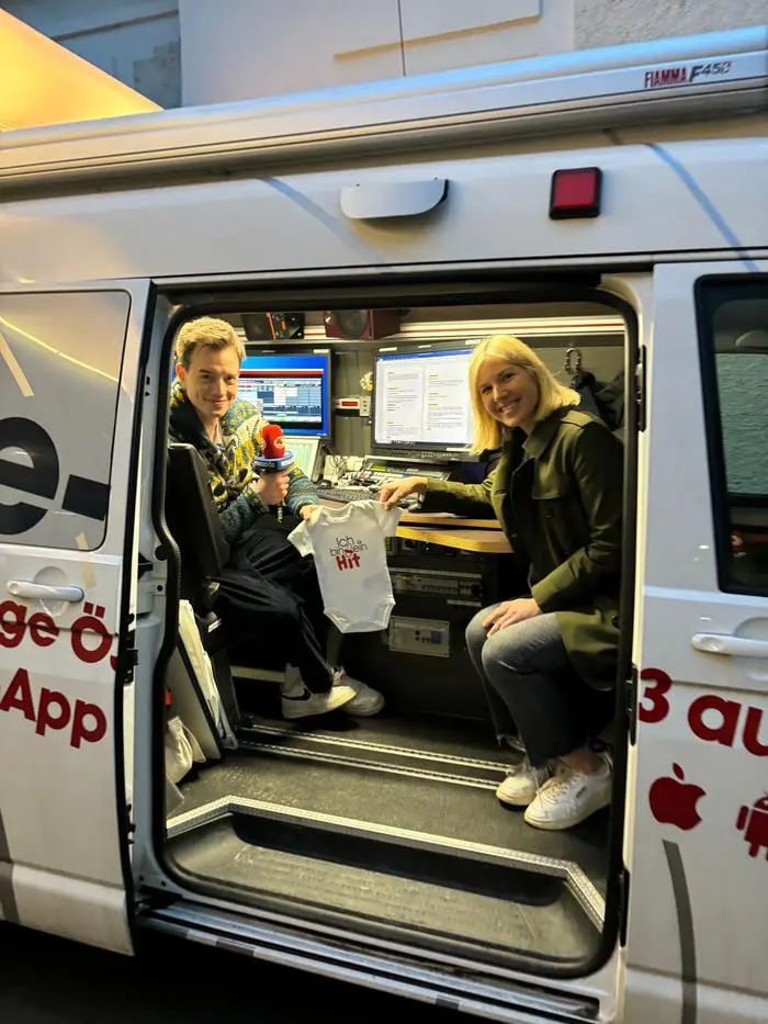 Mit dem Ö3-Sendemobil und einem Kofferraum voll Baby-Bodys ist Philipp Hansa heute Früh nach Graz gefahren