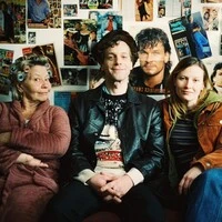 Mit dem Titelsong seines neuen Albums „Gschnas“ gastierte Voodoo beim Video-Dreh im Grazer Kult-Kiosk Kombüse. Seine Co-Darsteller im Video: Marlene Hauser (rechts) als seine neue Freundin und Margarethe Tiesel als deren Mama