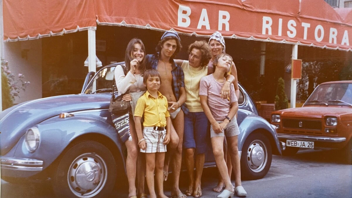 Familie Krautzer bei einem Ausflug nach Italien mit ihrem Käfer
