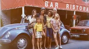 Familie Krautzer bei einem Ausflug nach Italien mit ihrem Käfer