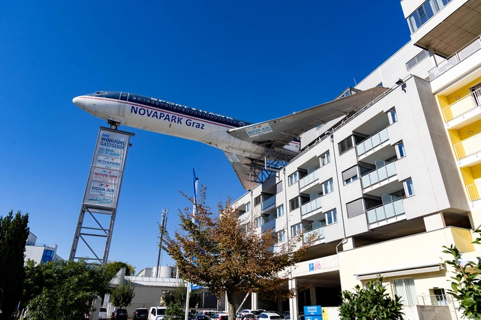 ... und natürlich die Nova-Air mit zwei Flugzeugen auf 22 Metern Höhe machen das Angebot des Hotels einzigartig