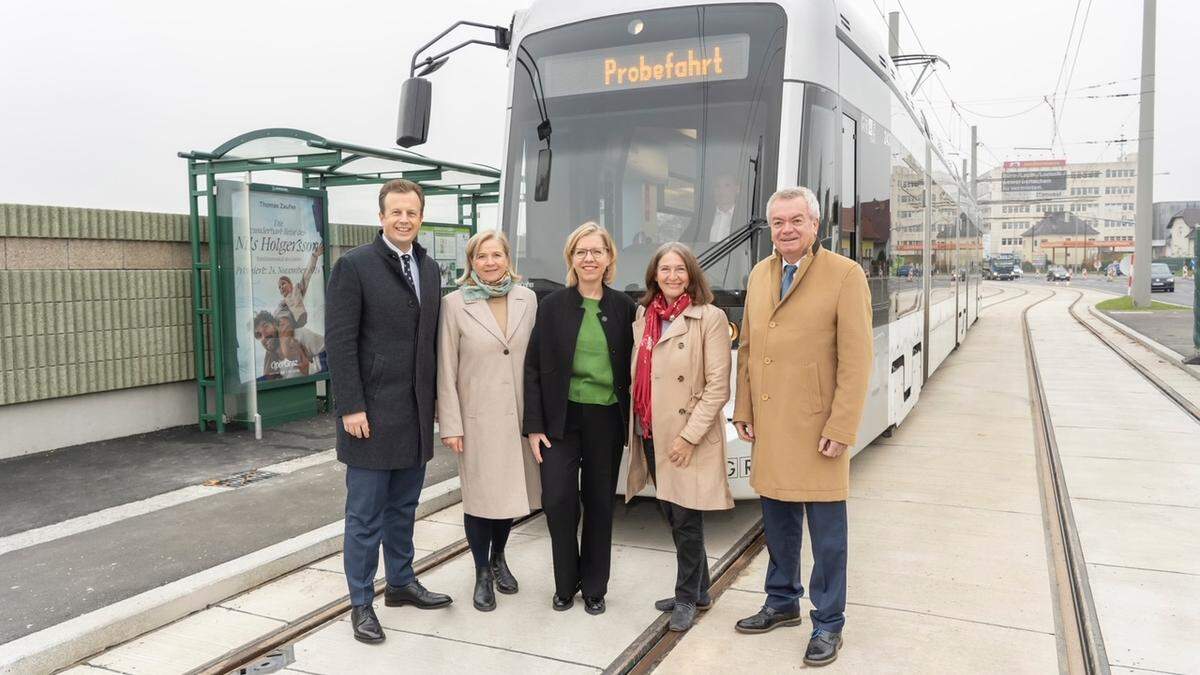 Buntes Polit-Foto: Landesrat Karlheinz Kornhäusl (ÖVP), Vizebürgermeisterin Judith Schwentner (Grüne), Verkehrsministerin Leonore Gewessler (Grüne), Bürgermeisterin Elke Kahr (KPÖ) und Verkehrslandesrat Anton Lang (SPÖ)