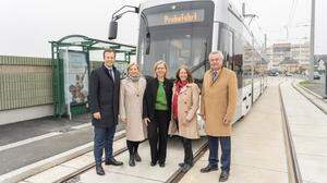 Buntes Polit-Foto: Landesrat Karlheinz Kornhäusl (ÖVP), Vizebürgermeisterin Judith Schwentner (Grüne), Verkehrsministerin Leonore Gewessler (Grüne), Bürgermeisterin Elke Kahr (KPÖ) und Verkehrslandesrat Anton Lang (SPÖ)