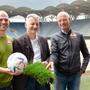 Freuen sich über das neue Grün: Head Greenkeeper Igor Didak, Stadtrat Manfred Eber und Stadion-Manager Gerald Pototschnig (v.l.). 