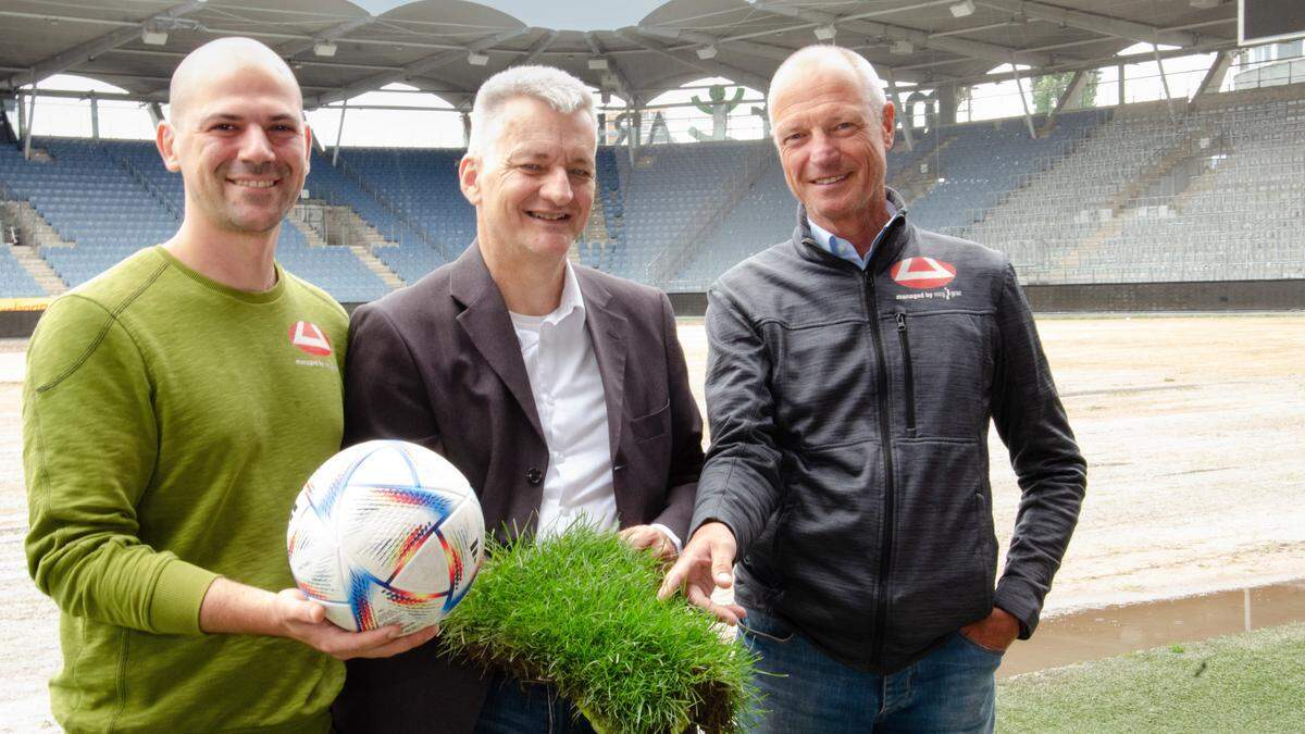 Freuen sich über das neue Grün: Head Greenkeeper Igor Didak, Stadtrat Manfred Eber und Stadion-Manager Gerald Pototschnig (v.l.). 